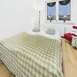 Budget-friendly Praga By Renters Apartamento